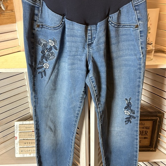 Aglow Maternity Jeggings with Stretch Panel Embroidered Detail - Picture 2 of 5